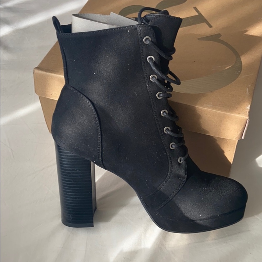 NWT! Platform black boots